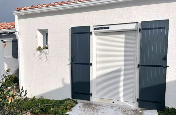 Façade d'une maison avec des volets roulants solaires Bubendorff